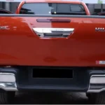 Imagen real de biseles cromados traseros instalados para toyota hilux revo compatible con modelos 2016 al 2022
