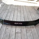 Vista frontal del deflector de capot para la camioneta toyota hilux revo del 2016 al 2024 en color negro