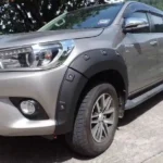 Extensiones de tapabarro para la camioneta toyota hilux revo del 2016 al 2022 instalada en camioneta gris