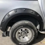 Vista lateral de las fangueras militares para la camioneta mistubishi l200 del 2006 al 2015 en sus diferentes partes