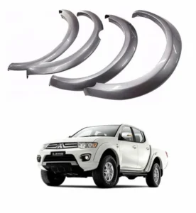 Vista principal de las fangueras para camioneta mitsubishi l200 del 2006 al 2015 con una camioneta debajo