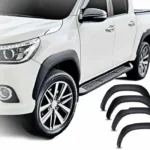 Fangueras para la camioneta toyota hilux revo compatible con modelos del 2016 al 2024 producto en fondo blanco con una camioneta blanca al costado izquierdo
