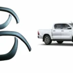 Fangueras para la camioneta toyota hilux revo compatible con modelos del 2016 al 2024 producto en fondo blanco con una camioneta blanca al costado derecho