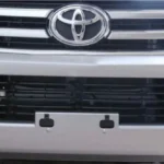 Kit de biseles neblineros cromados para toyota hilux revo 2016 al 2022 instalados en la parte delantera de una camioneta