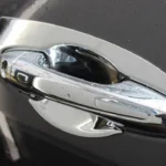 Fondo de manilla cromado para camioneta toyota hilux del 2016 al 2022 instalado en camioneta negra