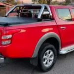 Lona marítima para camioneta mitsubishi l200 (2016 - 2019) en camioneta roja