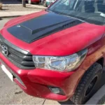 Toma de aire de capot para la camioneta toyota hilux revo del 2016 al 2022 instalado en camioneta roja